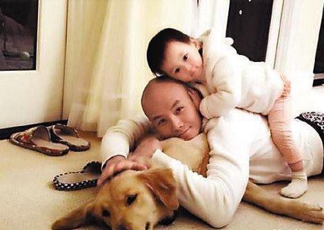 乐嘉回应强吻谢娜事件，他感情坎坷，一共有三段婚姻，三个孩子