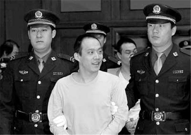 北京第一悍匪王立华,04年假冒警察绑架明星,被抓前想拉手雷自尽