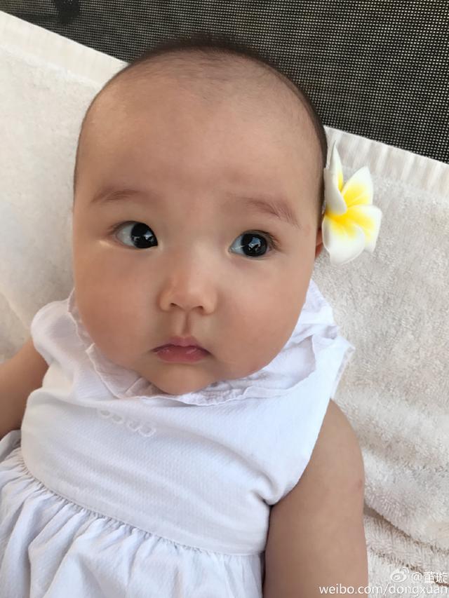 章子怡带两女儿海边冲浪（章子怡海滩晒娃）(6)