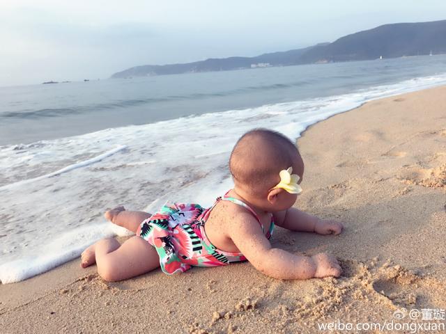 章子怡带两女儿海边冲浪（章子怡海滩晒娃）(7)