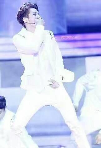 明星摸档跳舞(明星现场在观众面前摸腹肌)