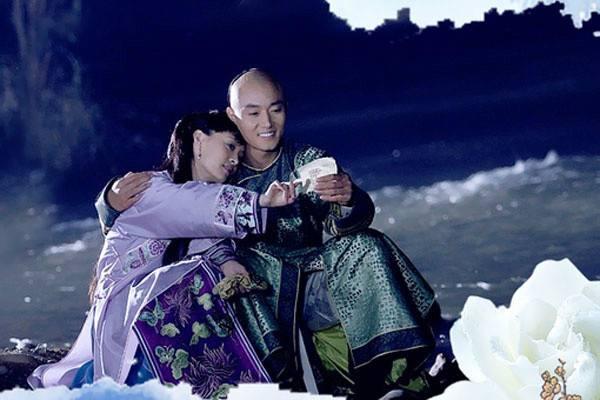 其实历史上真正的果亲王允礼是不敢与甄嬛的原型熹贵妃钮祜禄氏有过密