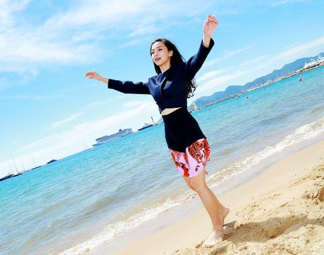 baby杨颖海边放飞自我 ,赤脚玩沙,这脚丫给个赞