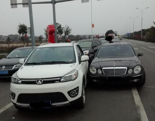 长城哈弗m4机头故障灯亮，冤？哈弗M4遭遇奔驰剐蹭，交警却说哈弗车主责任