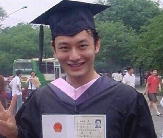 刘亦菲改年龄84改87（刘亦菲露出肩膀图片）