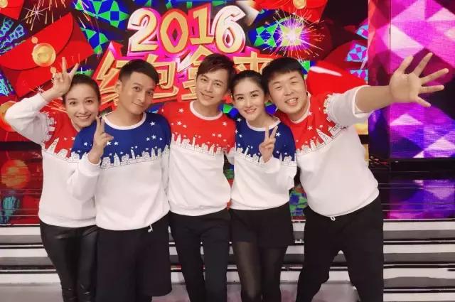 1998年,何炅接棒海波担任《快乐大本营》主持人,1999年,李维嘉也加入