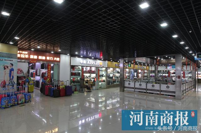 十元箱包在城里什么位置(箱包城里有什么卖的)