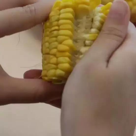 剥玉米的新技能，震惊了