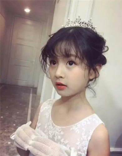 前两天在微博上一枚巨萌萌小萝莉爆红网络,因为她上传了一张非常漂亮