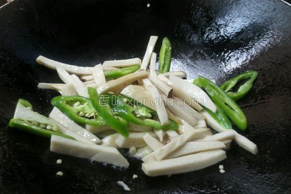 老年人吃杏鲍菇的坏处（杏鲍菇炒青椒）(8)