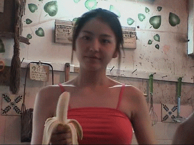 牛哥美女gif动图11p：妹子吃个香蕉都很兴奋呢？