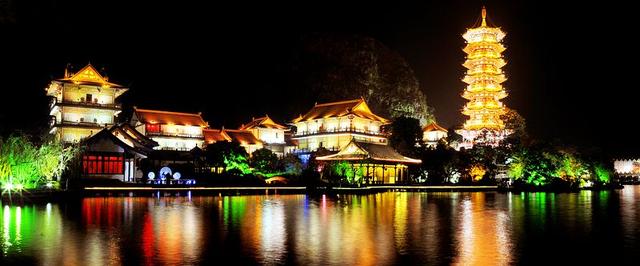 此山天然形成,酷似一头巨象伸着长长的象鼻在临江汲水!