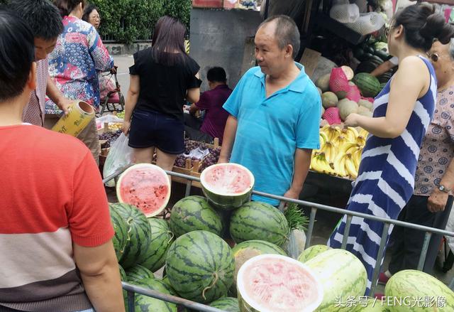 京欣西瓜一斤7毛8遭“抢购” 摊主却忙着打电话