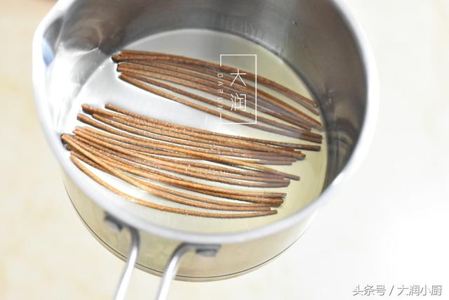 可爱的小宝宝做面包（将宝宝最喜欢的小汽车做成面包）(9)