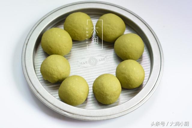 可爱的小宝宝做面包（将宝宝最喜欢的小汽车做成面包）(6)