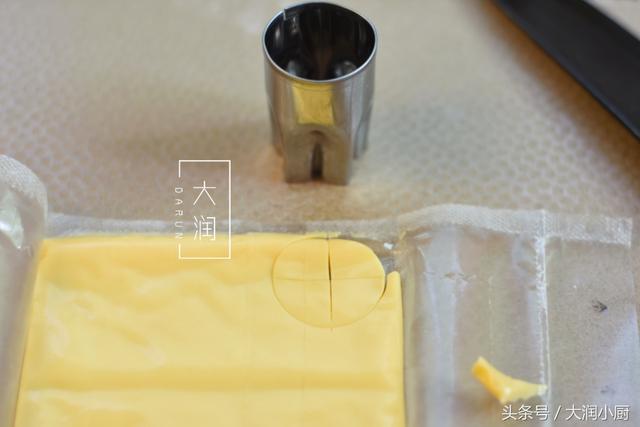 可爱的小宝宝做面包（将宝宝最喜欢的小汽车做成面包）(11)