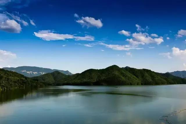 東白湖東白湖因坐落於東白山下而得名,又名陳蔡水庫,位於諸暨市東南部