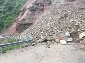 重庆暴雨致道路塌方多车掉落