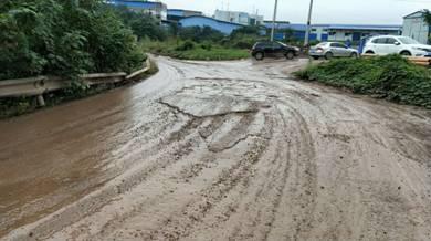 重庆暴雨致道路塌方多车掉落