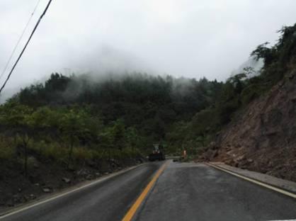 重庆暴雨致道路塌方多车掉落