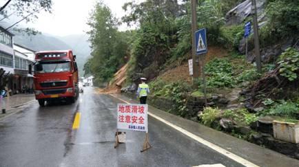 重庆暴雨致道路塌方多车掉落