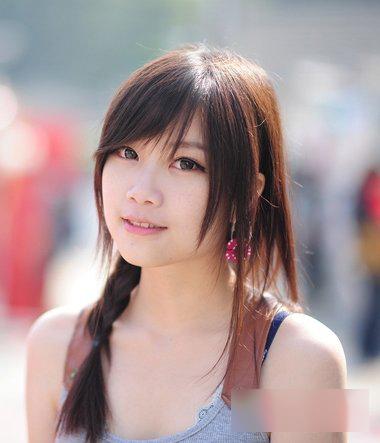 女生齐刘海侧扎马尾辫发型