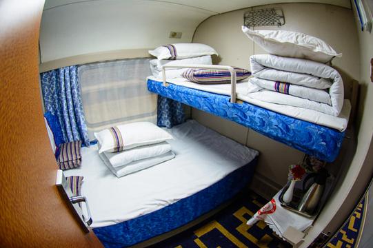 卧铺多用于旅行列车从昆明开往丽江的火车上就有高级单人软卧但是很多