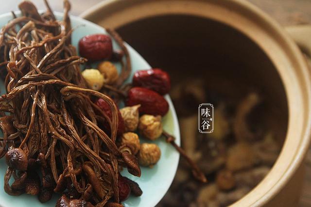 茶树菇煲鸡汤