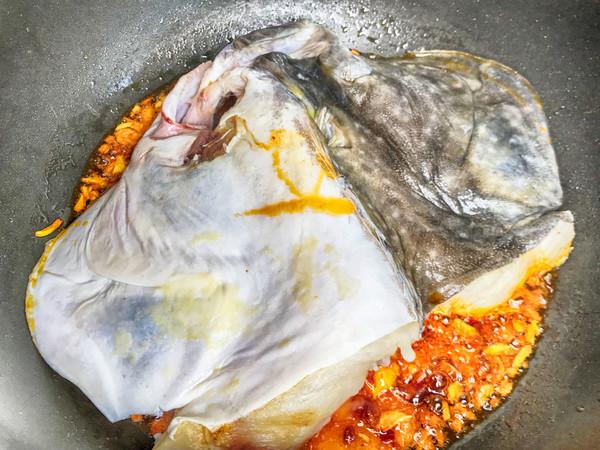 怎么做红烧鲽鱼头,看看鲽鱼是怎么红烧的