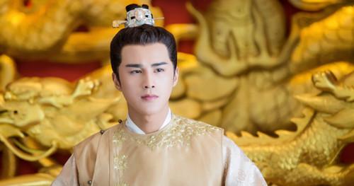 古装处女秀,更首次挑战"皇帝"的角色,从剧组已经曝光的剧照来看,姜潮