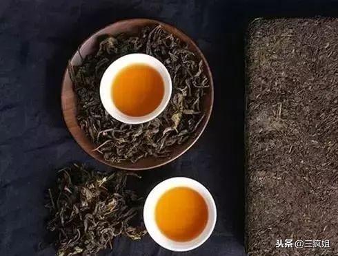 白茶:一般白茶水溫不宜太高,85-90℃即可,老白茶高溫沖泡,香高味濃;黃