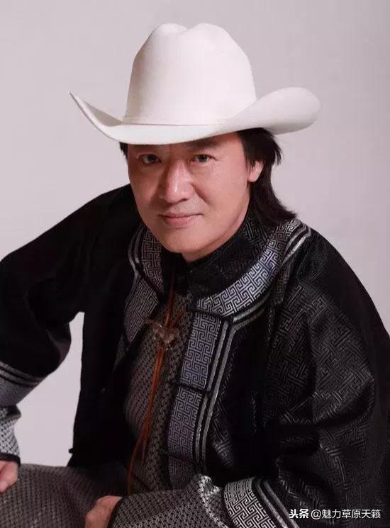 出生于内蒙古自治区呼伦贝尔市新巴尔虎左旗,中国蒙古族男歌手,毕业于