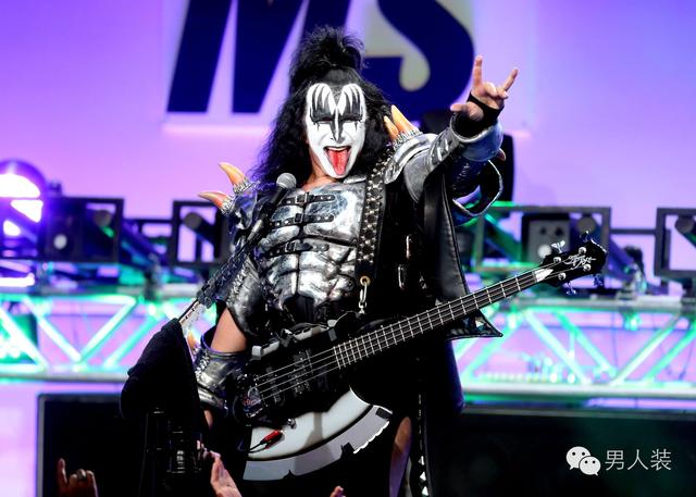 6,gene simmons(kiss乐队主唱以及贝斯手)滚石乐队主唱mick jagge睡过