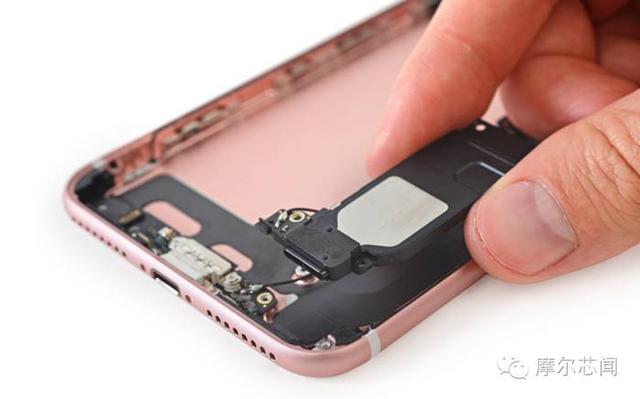 扬声器特写和前代一样,新手机的扬声器上面也有天线加在上面.