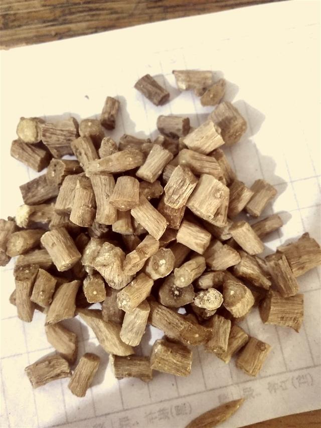 脸上有黑点，胸口针扎一样疼，眼圈发黑，嘴唇发黑，是瘀血造成的