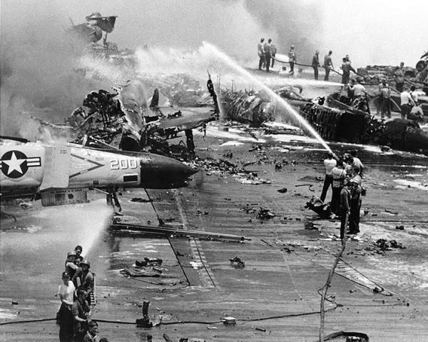 1967年美航母在南海突然爆炸，21架飞机被毁134人死亡，谁干的？