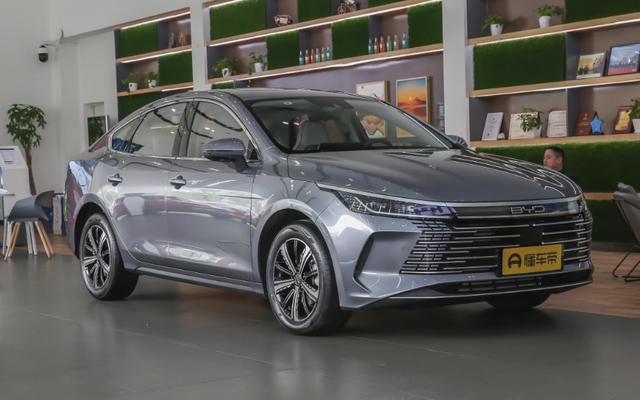 比亚迪驱逐舰05，油耗3.8L/100km，轴距为2718mm