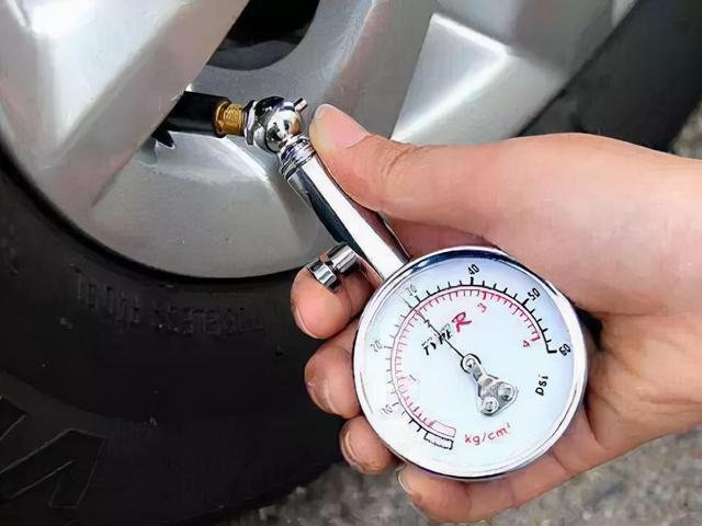 汽车车胎压力多少合适(车胎最好用多少气压)