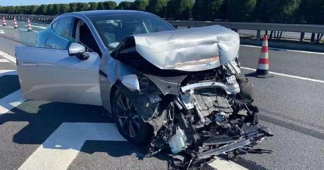 好家伙！用特斯拉“开车睡觉”居然不是梦？