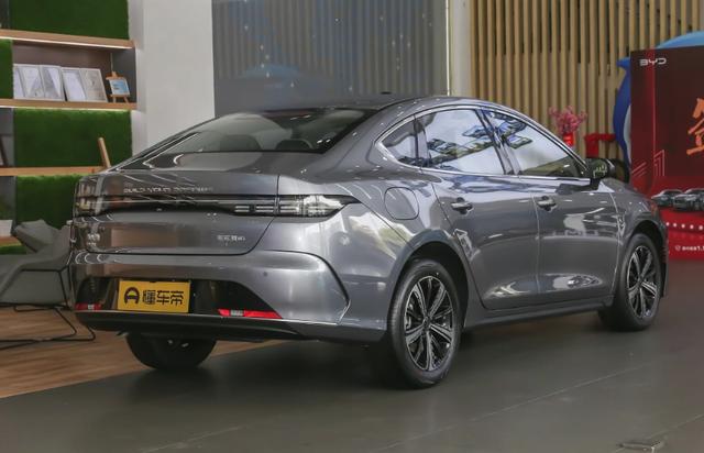 比亚迪驱逐舰05，油耗3.8L/100km，轴距为2718mm