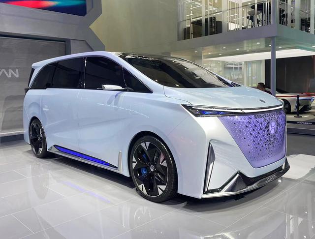 合创首款MPV概念车亮相，外观很霸气，侧滑门，气场不输埃尔法