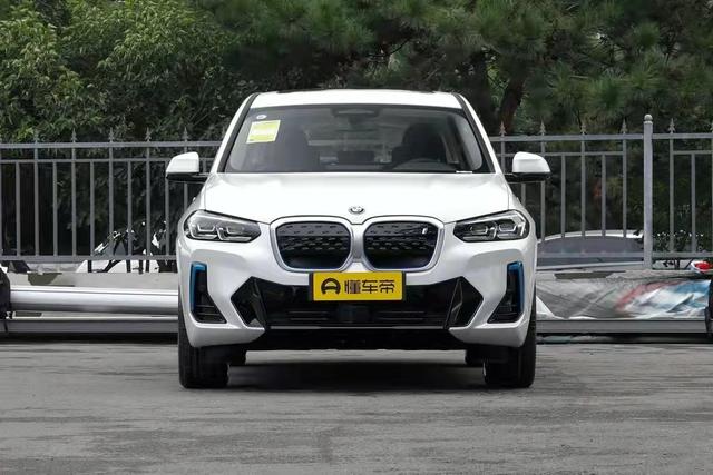 宝马ix3：续航里程500km，空间讨喜，配全景天窗，适合家用