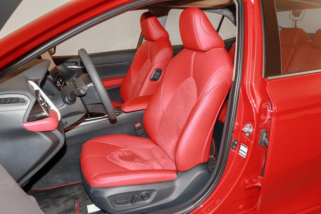 凯美瑞：外观好看，内饰有质感，搭载2.5L+E-CVT，适合家用