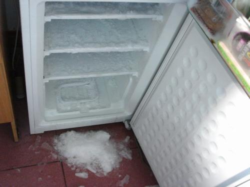 冰箱冷冻结冰严重如何解决（大厨教你一招冻冰很快就能解决了）(1)
