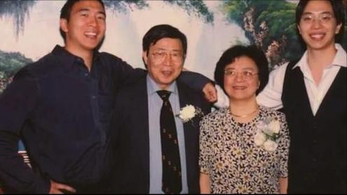 美国大选移民者香蕉人杨安泽称以亚裔的身份感到杨安泽妻子伊芙琳简历