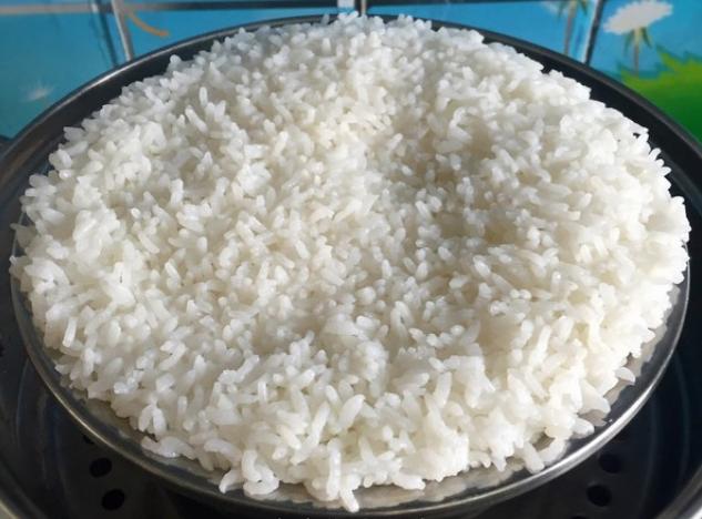 2个人蒸米饭水米比例（6个人蒸米饭几碗米）