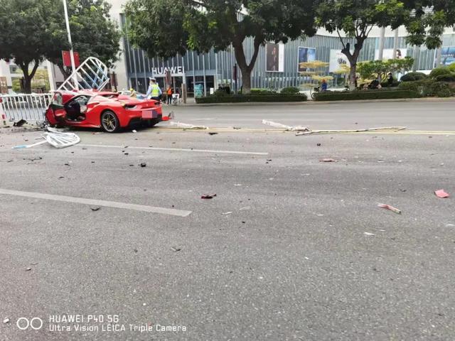 厦门今早一法拉利撞护栏！刚刚，警方通报来了