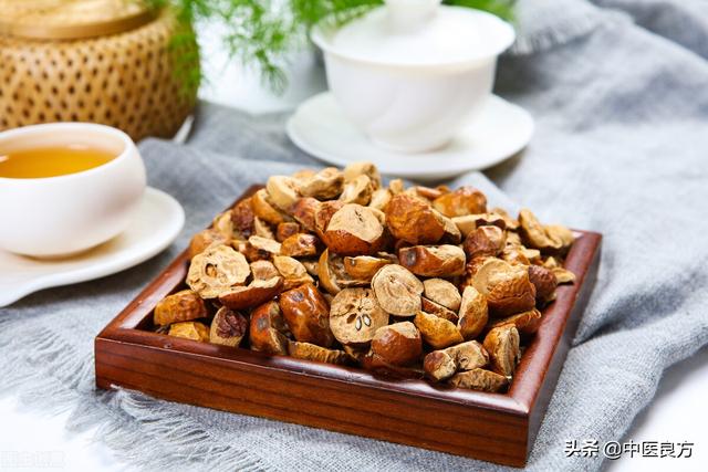 嘴里总是很臭，弱小无力，热邪太严重！此时清热还不够，还要祛湿