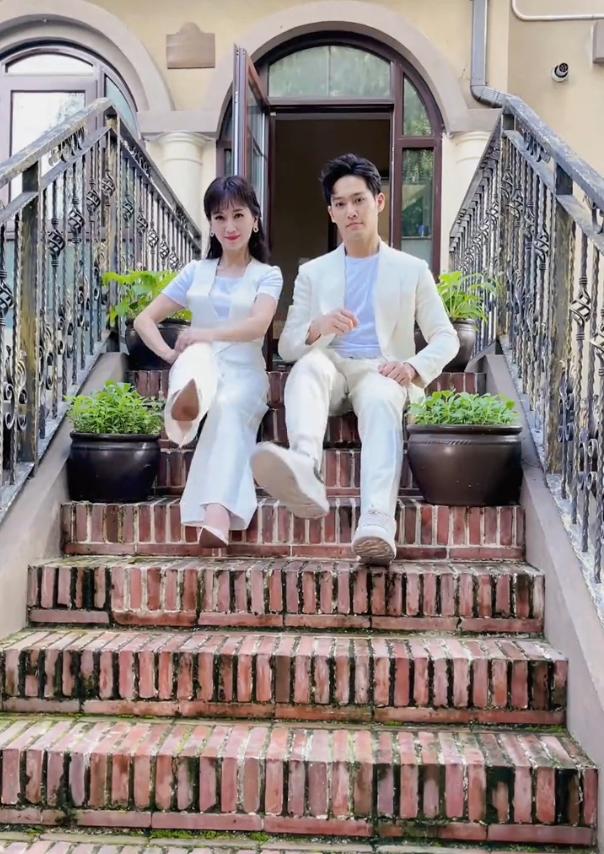67岁赵雅芝与儿子玩变装，母子穿同款像极姐弟，黄恺杰太像妈妈