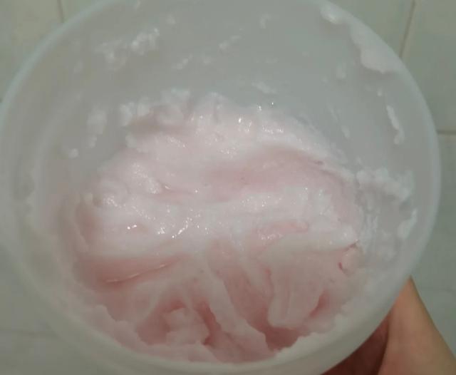 青春痘可以涂磨砂膏和身体乳吗